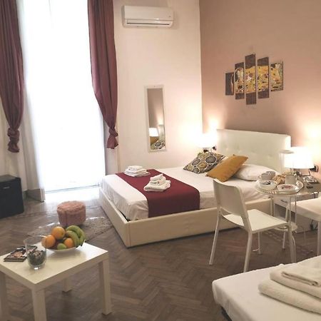 Domus Luigi Leone 2 Bed & Breakfast Napoli Bagian luar foto