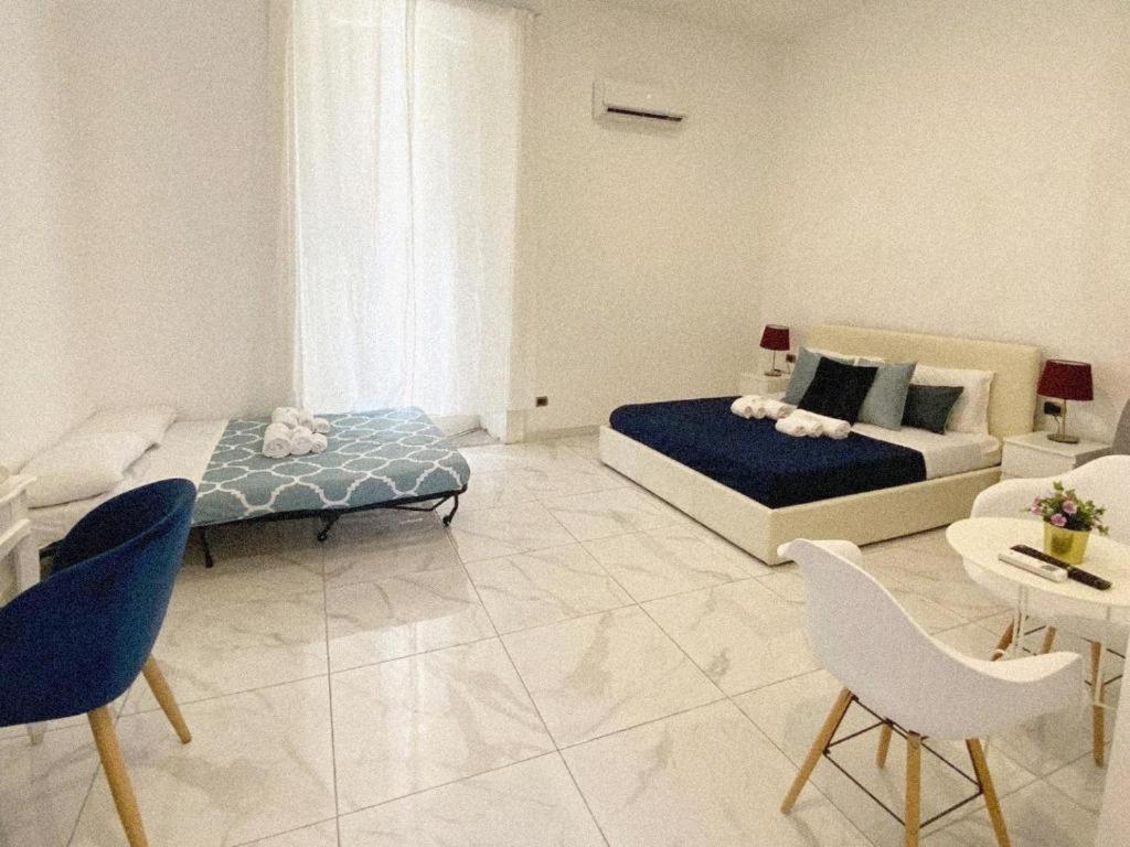 Domus Luigi Leone 2 Bed & Breakfast Napoli Bagian luar foto
