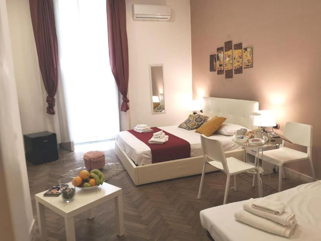 Domus Luigi Leone 2 Bed & Breakfast Napoli Bagian luar foto
