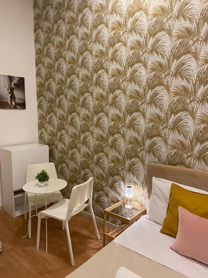 Domus Luigi Leone 2 Bed & Breakfast Napoli Bagian luar foto